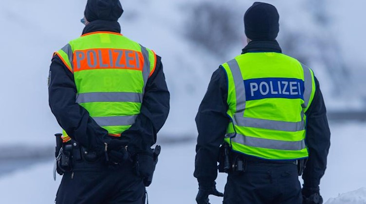 Zwei Polizisten warten an der Abfahrt. Foto: Daniel Schäfer/dpa-Zentralbild/dpa/Symbolbild