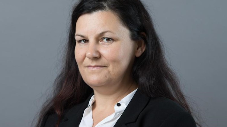 Doreen Schwietzer (AfD) steht anlässlich der konstituierenden Sitzung des sächsischen Landtags vor einer Fotowand. Foto: Sebastian Kahnert/dpa-Zentralbild/ZB/Archivbild