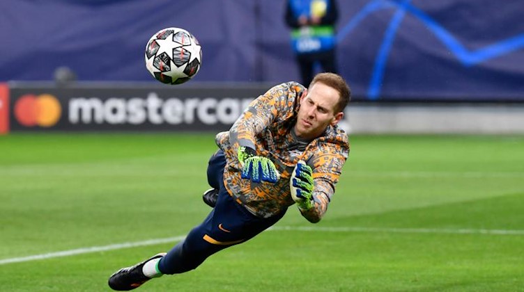 Torwart Peter Gulacsi von Leipzig beim Aufwärmen. Foto: Marton Monus/dpa/Archivbild