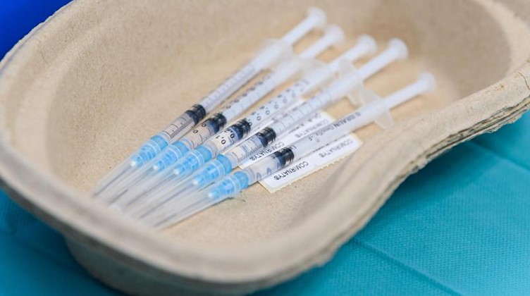 Vorbereitete Spritzen für die Impfung gegen das Coronavirus. Foto: Robert Michael/dpa-Zentralbild/dpa/Symbolbild
