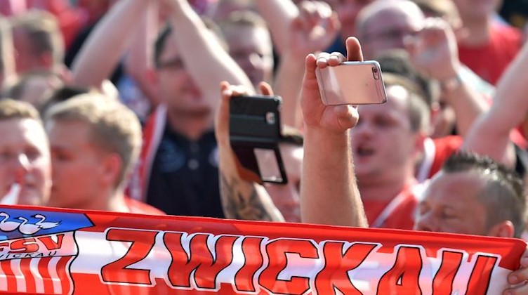 Die Fans des Fußball-Drittligisten FSV Zwickau. Foto: Hendrik Schmidt/dpa-Zentralbild/dpa/Archivbild