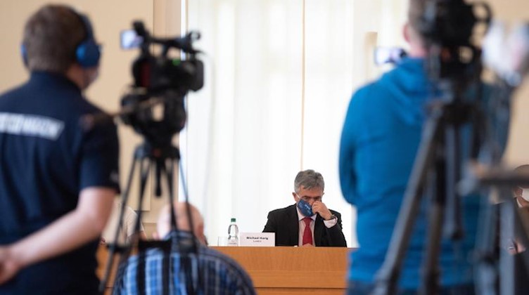 Michael Harig (CDU), Landrat Bautzen, sitzt während einer Pressekonferenz im Landratsamt. Foto: Sebastian Kahnert/dpa-Zentralbild/dpa/Archivbild