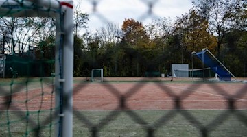 Ein leerer und geschlossener Sportplatz in Berlin. Foto: Kira Hofmann/dpa-Zentralbild/ZB