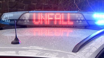 Die Leuchtschrift «Unfall» ist auf dem Dach eines Streifenwagens der Polizei zu sehen. Foto: Carsten Rehder/dpa/Archivbild