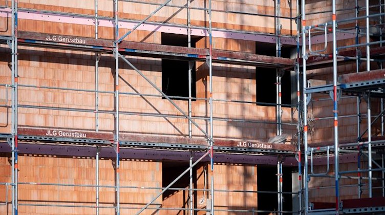 Ein Gerüst steht an der Baustelle eines Neubaus. Foto: Sebastian Gollnow/dpa
