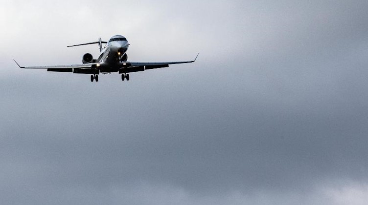 Ein Flugzeug landet auf einem Flughafen. Foto: Federico Gambarini/dpa