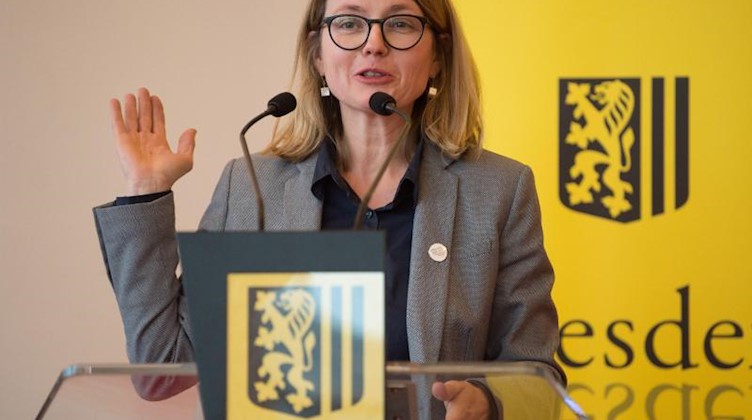 Annekatrin Klepsch (Die Linke), Bürgermeisterin für Kultur und Tourismus, spricht. Foto: Sebastian Kahnert/dpa/ZB/Archivbild