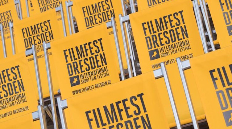 Klappstühle mit der Aufschrift «Filmfest Dresden». Foto: Sebastian Kahnert/dpa-Zentralbild/dpa/Archivbild