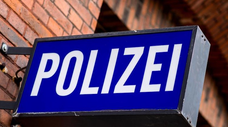 Ein Schild mit der Aufschrift «Polizei» hängt am Gebäude einer Polizeiinspektion. Foto: picture alliance/Hauke-Christian Dittrich/dpa/Symbolbild