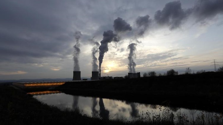 Rauch steigt aus den Schornsteinen des Kraftwerks Turow in der Nähe der Braunkohlegrube auf. Foto: Petr David Josek/AP/dpa/Archivbild