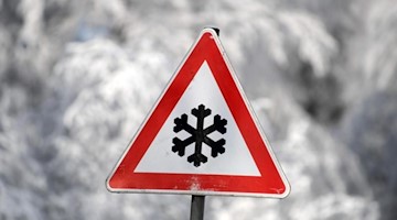 Ein Schild warnt vor winterlichen Straßenverhältnissen. Foto: picture alliance / dpa/Symbolbild