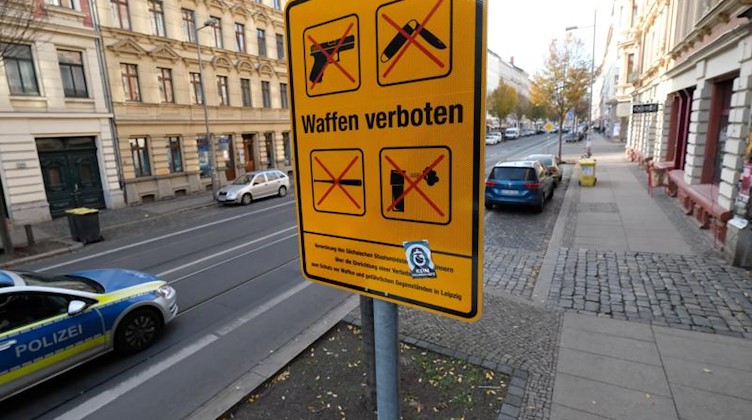 Ein Schild deutet auf der Eisenbahnstraße in Leipzig auf eine Waffenverbotszone hin. Foto: Sebastian Willnow/dpa-Zentralbild/dpa/Archivbild