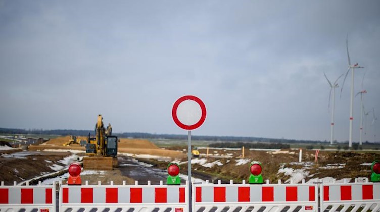 Arbeiten auf einer Baustelle an einer Autobahn. Foto: Klaus-Dietmar Gabbert/dpa-Zentralbild/ZB