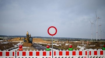Arbeiten auf einer Baustelle an einer Autobahn. Foto: Klaus-Dietmar Gabbert/dpa-Zentralbild/ZB