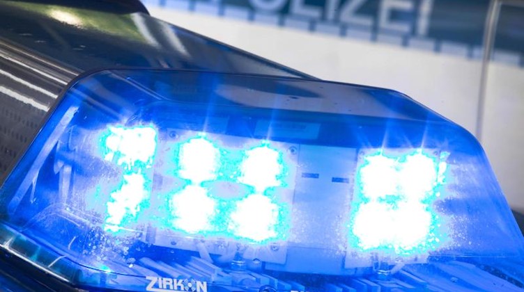Ein Blaulicht leuchtet am auf dem Dach eines Polizeiwagens. Foto: Friso Gentsch/dpa