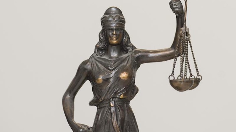 Eine Figur «Justitia» steht auf einem Schreibtisch. Foto: picture alliance / dpa/Archivbild
