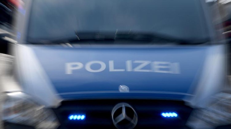 Ein Polizeiwagen mit eingeschaltetem Blaulicht. Foto: Carsten Rehder/dpa/Archivbild