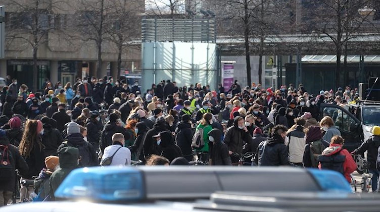 Teilnehmer der Kundgebung gegen Corona-Maßnahmen auf dem Augustusplatz in Leipzig. Foto: Sebastian Willnow/dpa-Zentralbild/dpa