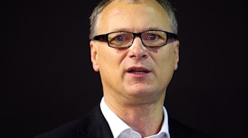 Lutz Hillmann, Intendant und Regisseur, spricht. Foto: Arno Burgi/dpa-Zentralbild/dpa/Archivbild