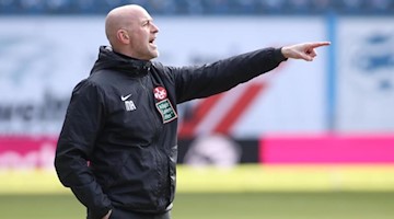 Kaiserslauterns Trainer Marco Antwerpen gestikuliert. Foto: Danny Gohlke/dpa