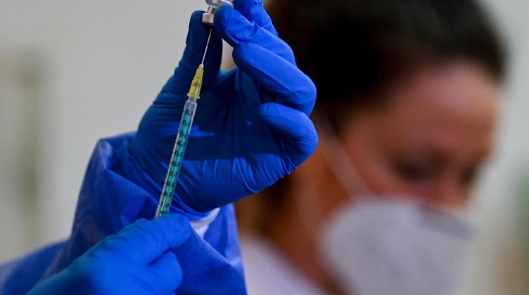 Eine Impfung gegen das Coronavirus wird vorbereitet. Foto: Hendrik Schmidt/dpa-Zentralbild/dpa/Symbolbild
