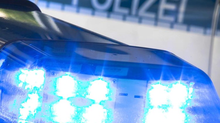 Ein Blaulicht auf dem Dach eines Polizeiwagens. Foto: Friso Gentsch/dpa/Archivbild
