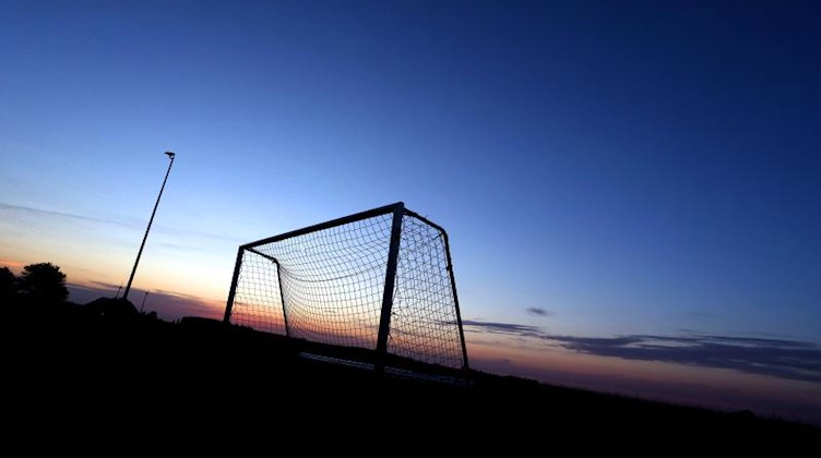 Ein Fußballtor hebt sich auf dem Sportplatz vor dem wolkenlosem Himmel ab. Foto: Karl-Josef Hildenbrand/dpa/Archivbild