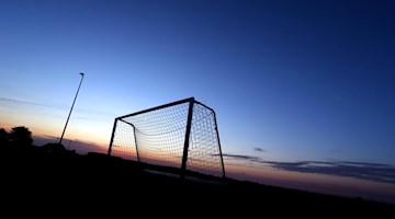 Ein Fußballtor hebt sich auf dem Sportplatz vor dem wolkenlosem Himmel ab. Foto: Karl-Josef Hildenbrand/dpa/Archivbild