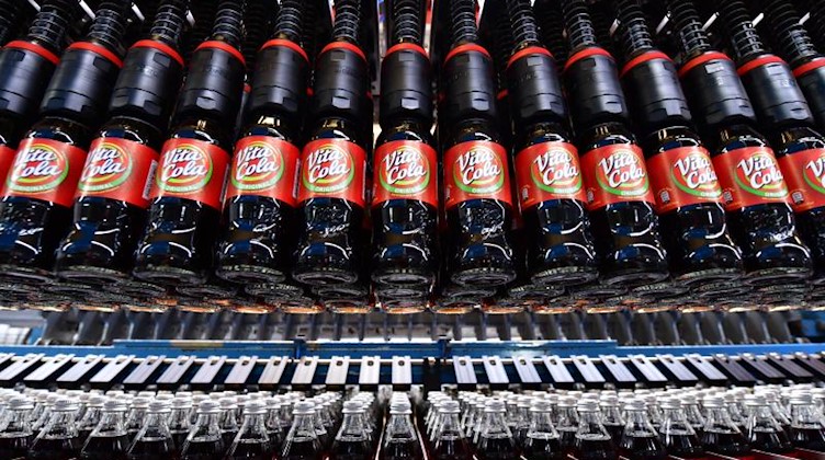 Nach der Abfüllung von Vita Cola werden die 0,33 Liter Glasmehrwegflaschen in Kästen verpackt. Foto: Martin Schutt/dpa-Zentralbild/dpa