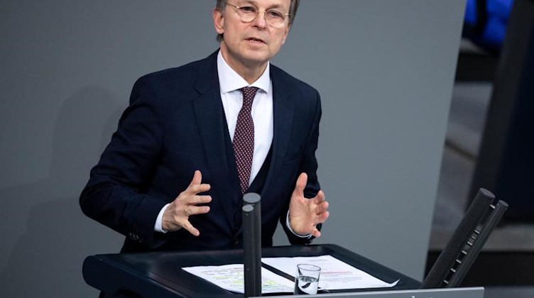 Thomas Rachel (CDU), Parlamentarischer Staatssekretär, spricht. Foto: Bernd von Jutrczenka/dpa