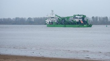 Das Baggerschiff "Bonny River" fährt auf der Elbe. Foto: Daniel Bockwoldt/dpa