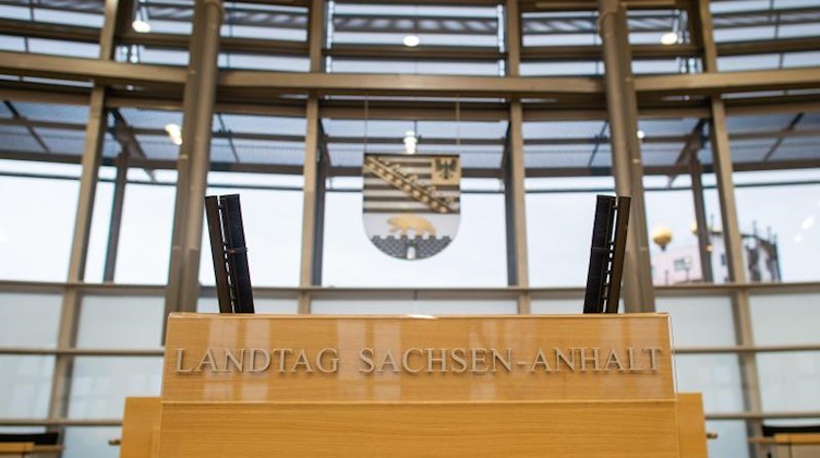 «Landtag Sachsen-Anhalt» steht auf dem Rednerpult im Plenarsaal des Landtages. Foto: Klaus-Dietmar Gabbert/zb/dpa