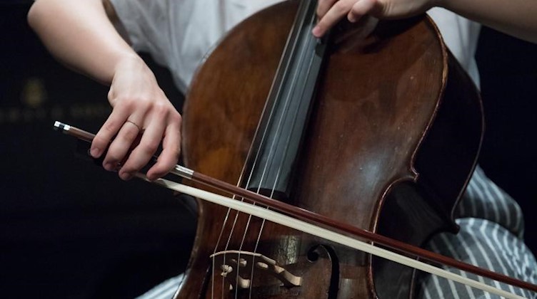 Ein Cello wird beim Bundeswettbewerb "Jugend musiziert" gespielt. Foto: Hendrik Schmidt/dpa-Zentralbild/dpa
