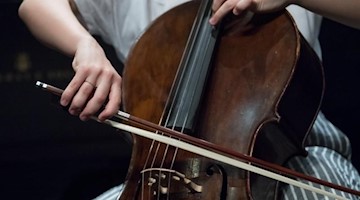 Ein Cello wird beim Bundeswettbewerb "Jugend musiziert" gespielt. Foto: Hendrik Schmidt/dpa-Zentralbild/dpa