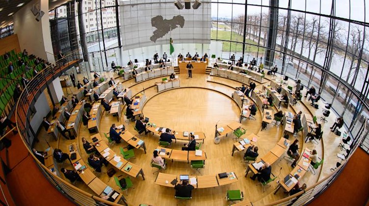 Sachsens Abgeordnete nehmen an einer Landtagssitzung teil. Foto: Robert Michael/dpa-Zentralbild/dpa/Archivbild