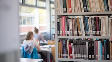 Studentinnen lernen in einer Universitätsbibliothek. Foto: Sebastian Gollnow/dpa/Symbolbild