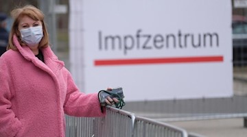 Petra Köpping (SPD), Gesundheitsministerin des Landes Sachsen, steht vor der Muldentalhalle. Foto: Sebastian Willnow/dpa-Zentralbild/dpa