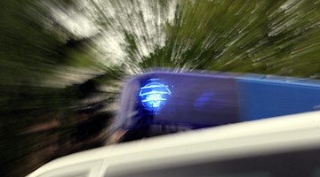 Das Blaulicht eines Polizei-Einsatzfahrzeuges leuchtet. Foto: Marcus Führer/dpa/Archivbild