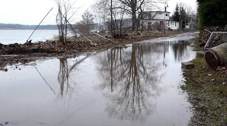 Bei Sanierungsarbeiten ist es am Knappensee zu einem Erdrutsch gekommen. Foto: Christian Essler/dpa-Zentralbild/dpa