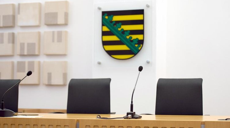 Ein Landeswappen des Freistaates Sachsen hängt in einem Gerichtssaal im Oberverwaltungsgericht. Foto: Arno Burgi/dpa-Zentralbild/dpa