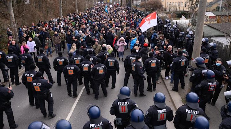 Polizisten und Demonstranten stehen auf der Magdeburger Straße in Dresden. Foto: Sebastian Kahnert/dpa-Zentralbild/dpa
