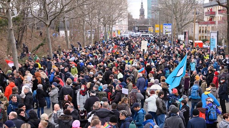 Polizisten und Demonstranten stehen auf der Magdeburger Straße. Foto: Sebastian Kahnert/dpa-Zentralbild/dpa