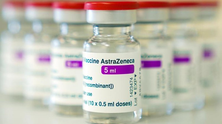 Auf einem Tisch stehen Ampullen mit dem Covid-19 Impfstoff des schwedisch-britischen Pharmakonzerns AstraZeneca. Foto: Nicolas Armer/dpa