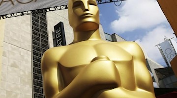 Eine Oscar-Statue steht vor dem Dolby Theatre. Foto: Matt Sayles/Invision/AP/dpa