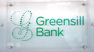Ein Schild mit dem Firmennamen «Greensill Bank» hängt am Eingang der Bremer Privatbank. Foto: Sina Schuldt/dpa/Archivbild
