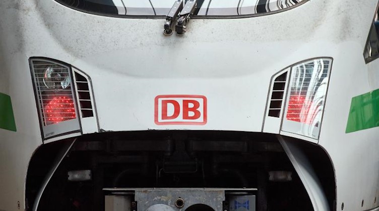 Das Logo der Bahn ist auf der Front eines ICE zu sehen. Foto: Bernd Thissen/dpa/Archivbild