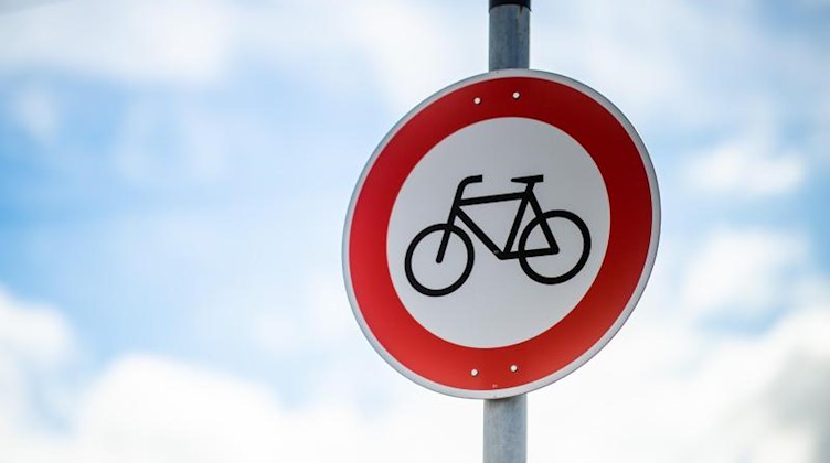 Ein Verkehrsschild mit einem Fahrradsymbol steht an einer Straße. Foto: Jonas Güttler/dpa/Symbolbild