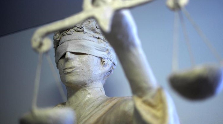 Die Statue Justitia mit der Waage in der Hand. Foto: Peter Steffen/dpa/Archivbild