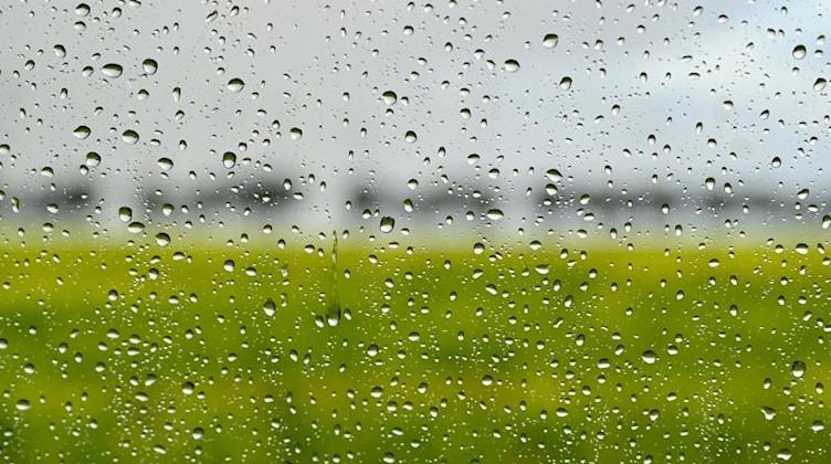 Wassertropfen sind an einer Autoscheibe nach einem Regenschauer zu sehen. Foto: Patrick Pleul/dpa-Zentralbild/ZB/Symbolbild