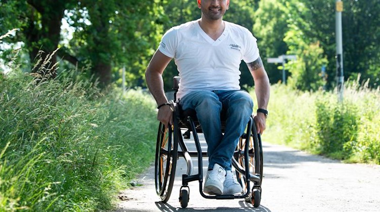 Tan Caglar sitzt in seinem Rollstuhl. Der Comedian wird in «In aller Freundschaft» einen Arzt im Rollstuhl spielen. Foto: Swen Pförtner/dpa/Archivbild